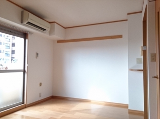 ゆったり過ごせる居間です