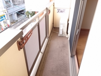 開放的で明るい空間を演出してくれるバルコニーです