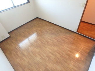 たっぷりの陽射しが射し込むお部屋です