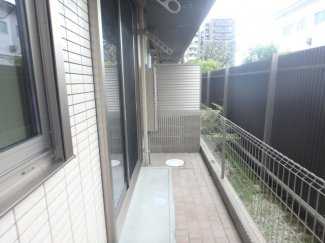開放的で明るい空間を演出してくれるバルコニーです