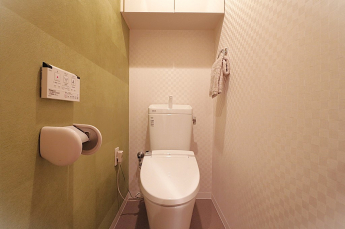 落ち着いた色調のトイレです
