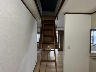 屋根裏部屋に上がる階段
