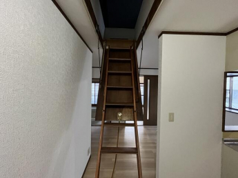 屋根裏部屋に上がる階段
