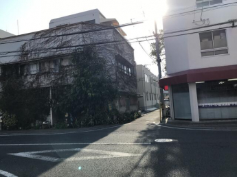 東側（セブン）からの曲がり口