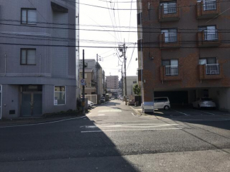 東側（ホテルちよ）からの曲がり口