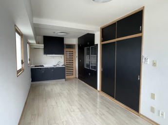 ２０４号室。シックな黒とオフホワイト系のお部屋です。