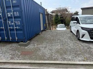 駐車場は隣接しており、搬入もラクラク！駐車場は横３．０ｍ×縦