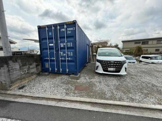 駐車場はアルファードを駐車してもまだまだ余裕があります！