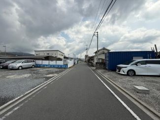 北側前面道路も幅員約５．５ｍあるため、大きなお車の出し入れも