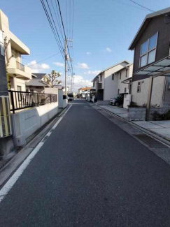 前面道路：４ｍ以上ありますので車庫入れが楽です