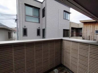 ２Ｆバルコニー：少しの雨なら安心です