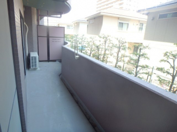 暖かな日差しのふりそそぐバルコニー