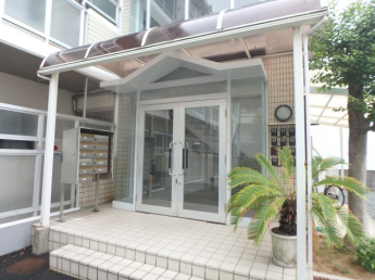 落ち着いたエントランスです