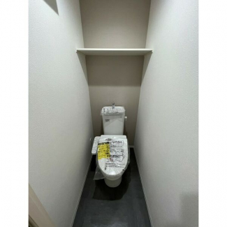 落ち着いた色調のトイレです