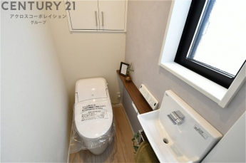 温水洗浄便座付トイレは温水洗浄機能により、暖かい水でおしりを洗浄することができ、冷たい水を使う従来の便座に比べ、温水洗浄機能で暖かいトイレを提供し、快適な使用を可能にします。
