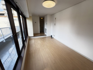 バルコニーに面した明るく気持ちのいいお部屋です。