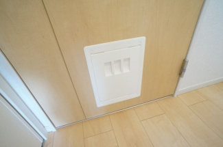 お部屋のドアにはペットの出入り口も備え付けられています
参考、同建物・同間取りの号室