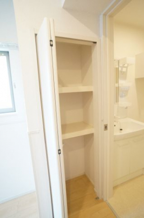 ＬＤＫの洗面所入り口前には収納がございます。パントリーとしても使えますね！
参考、同建物・同間取りの号室