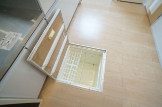 床下収納庫付き
参考、同建物・同間取りの号室