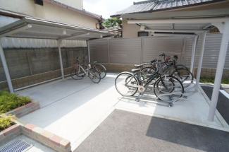 駐輪場は屋根付きです
