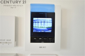 訪問者が来たときにテレビ画面で確認できるため、安心してドアを開けられます。録画機能があるものもあり、留守中に来訪者を記録しておくことができます。利便性が高く、セキュリティ面でも安心です。