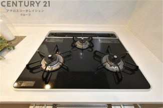 多数の調理器具を同時に使用でき、料理の効率化が可能。省エネで節約になり、様々な料理スタイルに適応できます。また、火力調整が独立しており、手入れや掃除もしやすく、今よりもっとお料理が楽しくなるかも。