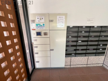 宅配ボックスは荷物の受け取りや配達が便利で安全です。不在時でも荷物が確保され、盗難や損傷のリスクが減少。受け取り時間の柔軟性が向上。外出先からでも荷物の受け取りや預けが可能となります。
