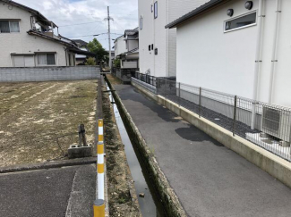 敷地の南側水路及び通路