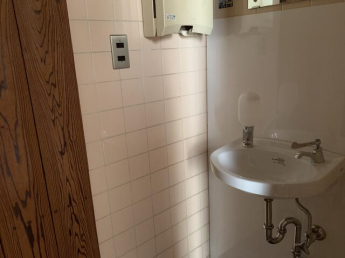 店内は昭和レトロでもトイレは新品！
