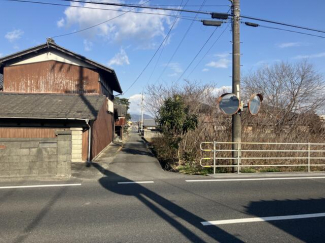 西側前面道路（２０２５年２月撮影）