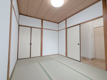 和室（日焼け防止の為にシートを被せています。）