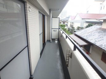 暖かな日差しのふりそそぐバルコニー