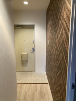 木目のクロスがおしゃれな玄関です。