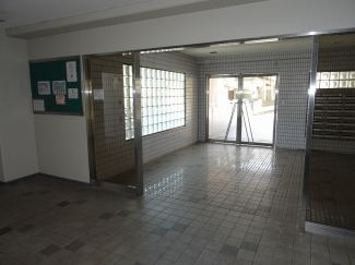広い間口のエントランスで出入りしやすい。