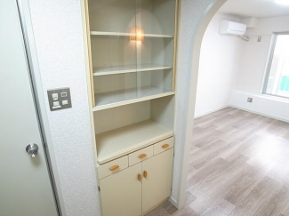 キッチン部収納棚（同タイプ他室の写真です）