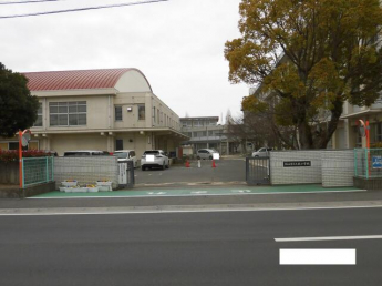 松山市立久枝小学校まで933m