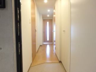 玄関は落ち着いています