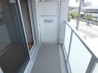 暖かな日差しのふりそそぐバルコニー