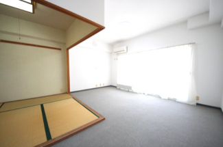 和室と一体活用できるリビング
