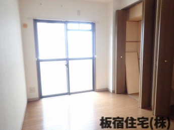 使い勝手のいい洋室です
