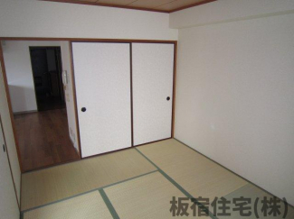 畳の上でゆっくりとくつろげる和室です