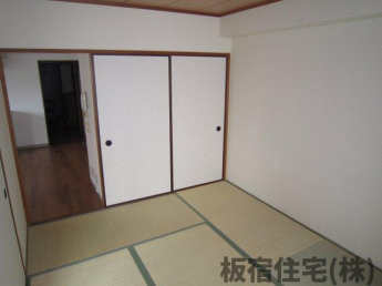 畳の上でゆっくりとくつろげる和室です