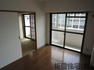 使い勝手のいい洋室です