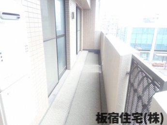 落ち着いた時間を過ごせるバルコニーです