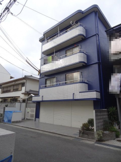 ブルーが印象的なおしゃれなマンションです☆