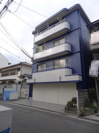 ブルーが印象的なおしゃれなマンションです☆