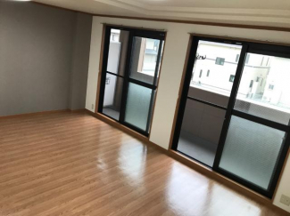 ２つの掃き出し窓で日光入りやすいリビング