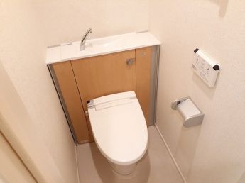落ち着いた色調のトイレです