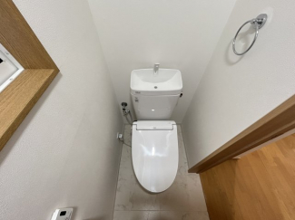 落ち着いた色調のトイレです