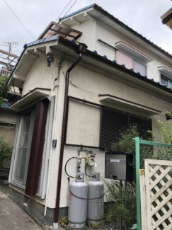 小さなお庭の付いた戸建てです。